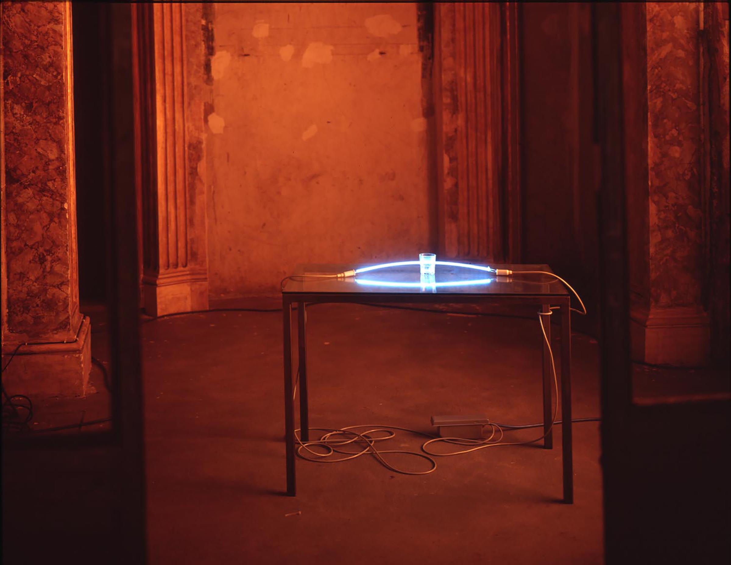 Mario Merz, Bicchiere con rosa o con la miseria, 1967